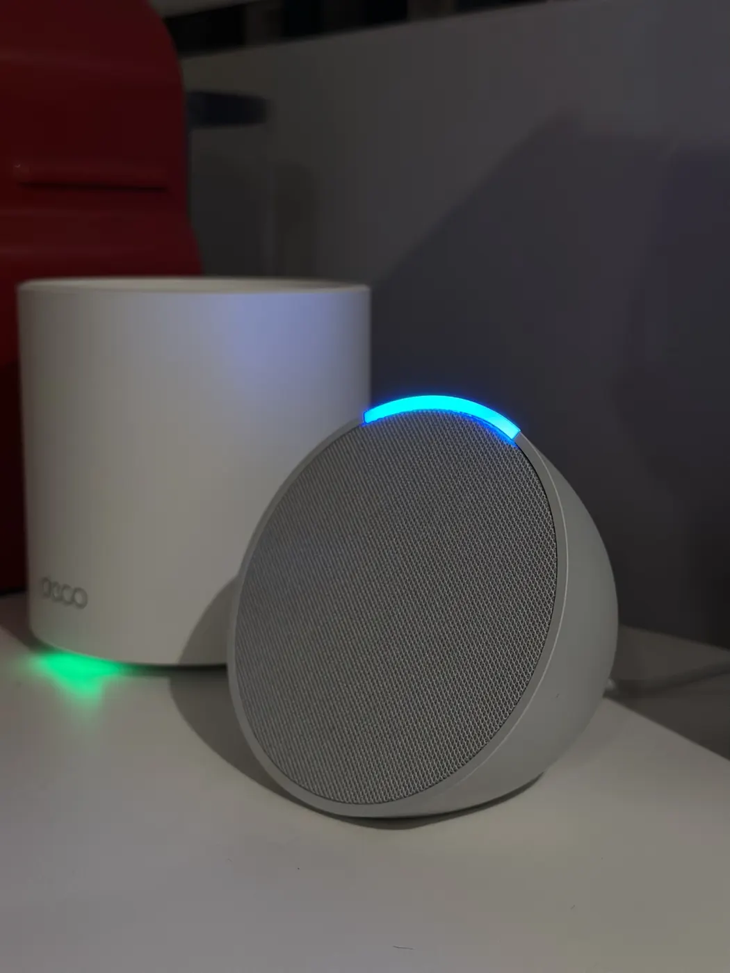 Echo Pop con la luz azul encendida