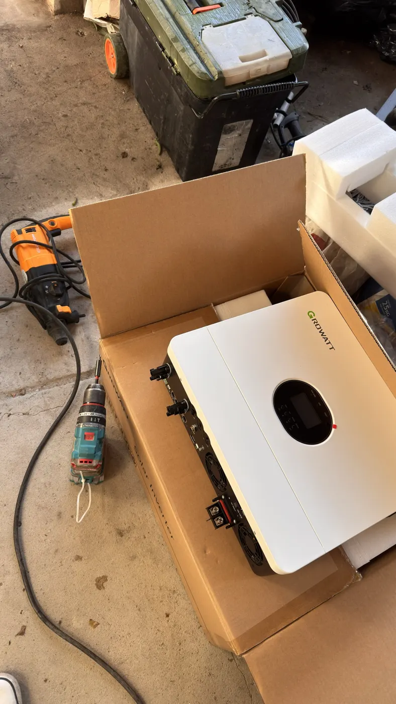 Inversor solar Growatt listo para instalar